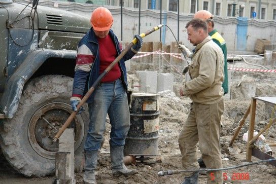 Спуск излучателя и приемника упругих волн в скважины