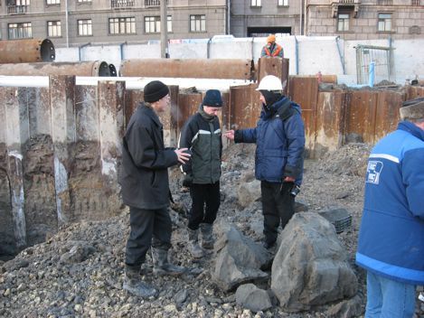 Представители проектировщика перед поднятым монолитом грунтоцемента