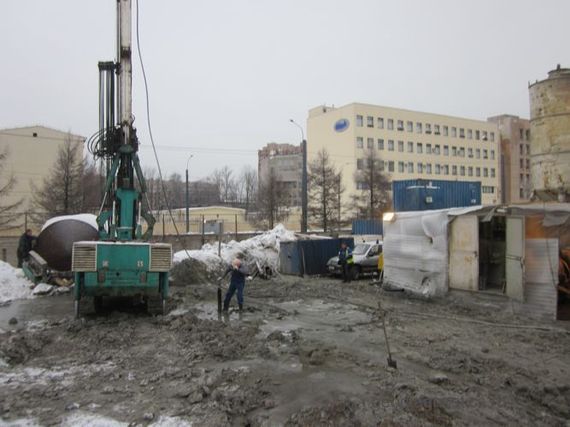 Общий вид опытного участка (на заднем плане — здание НПО «Аврора», поврежденное при аварии 1974 г.)