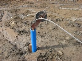 Наблюдательная скважина в грунтоцементной свае с излучателем и приемником упругих волн