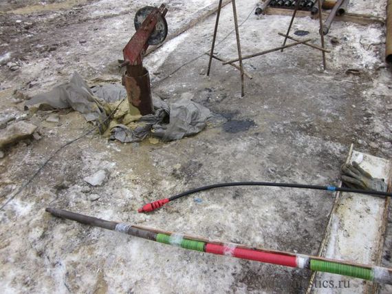 Скважинные излучатель и приемник упругих волн