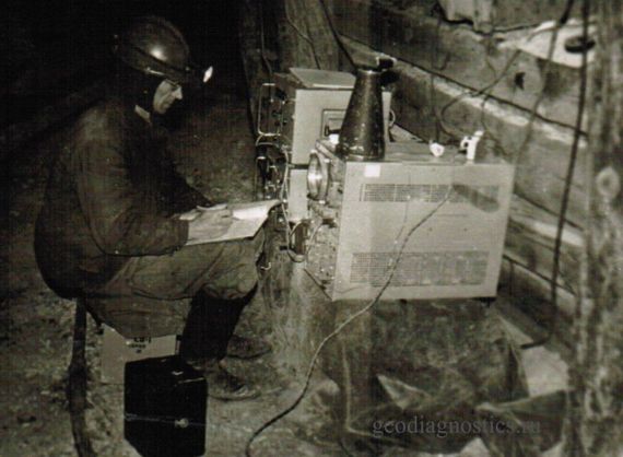Стрыгин Д. М. с аппаратурой МАП (1970-е, подземная горная выработка Дальний Восток)