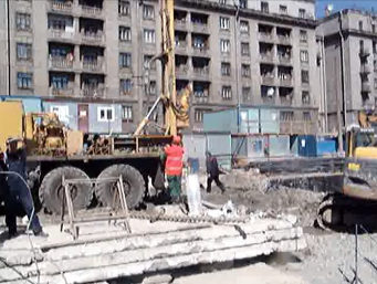 Буровая установка ЗАО «ЛенТИСИЗ» на строительной площадке