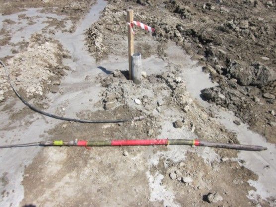 Наблюдательная скважина в грунтоцементной свае с излучателем и приемником упругих волн