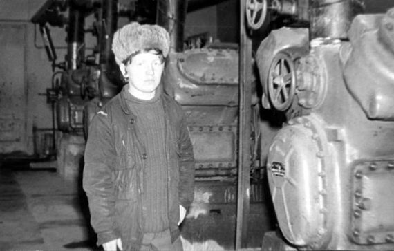 Машинист аммиачных холодильных установок СМУ-9 Е. С. Мишаченко в холодильной станции №7 (фото Евгения Мишаченко, 1974 г.)