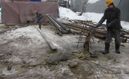 Общий вид на две наблюдательные скважины